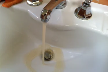 ontkleuren en ontgeuren van water